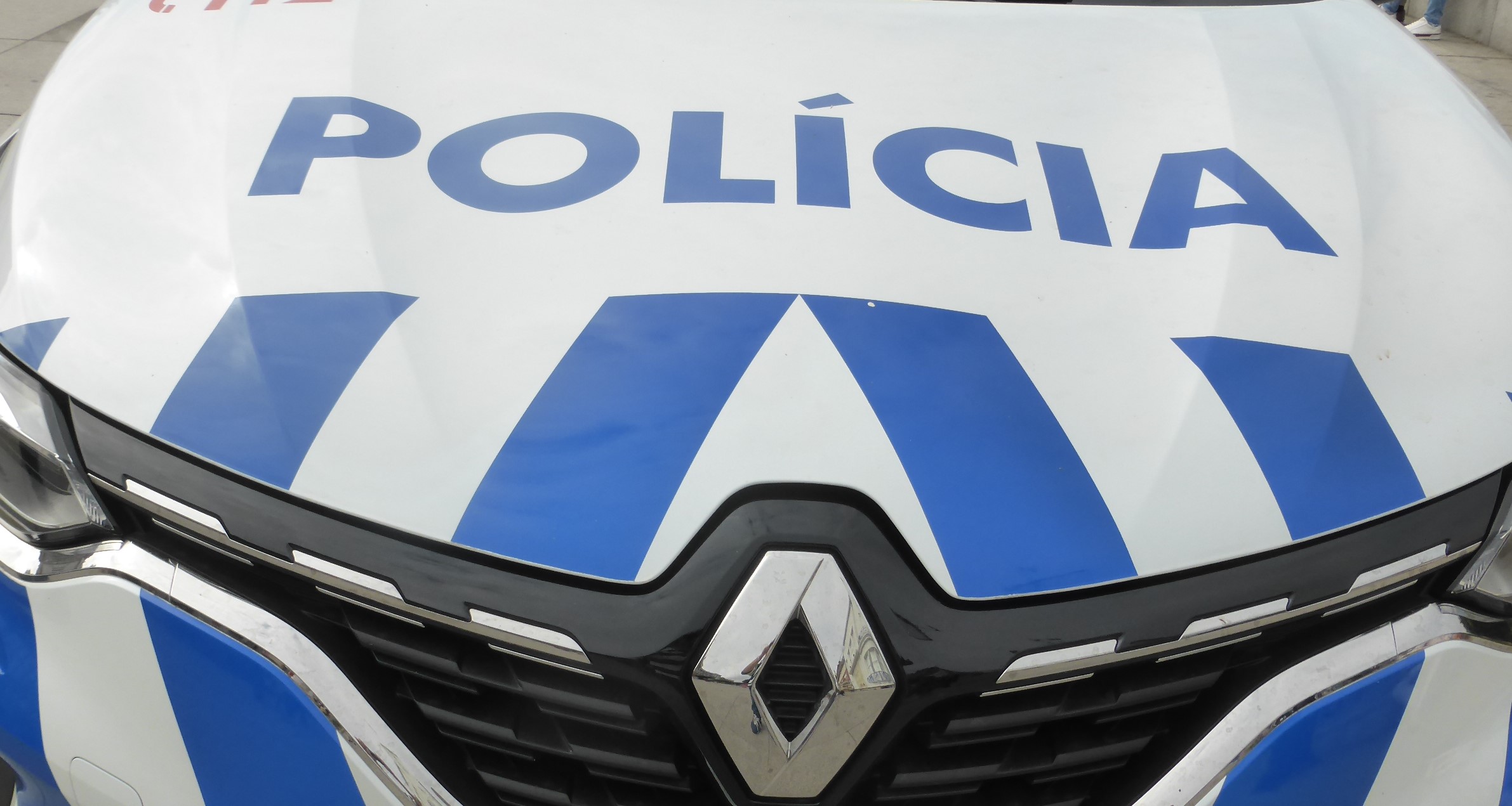 PSP de Famalicão apanha assaltante a residência escondido debaixo de carro
