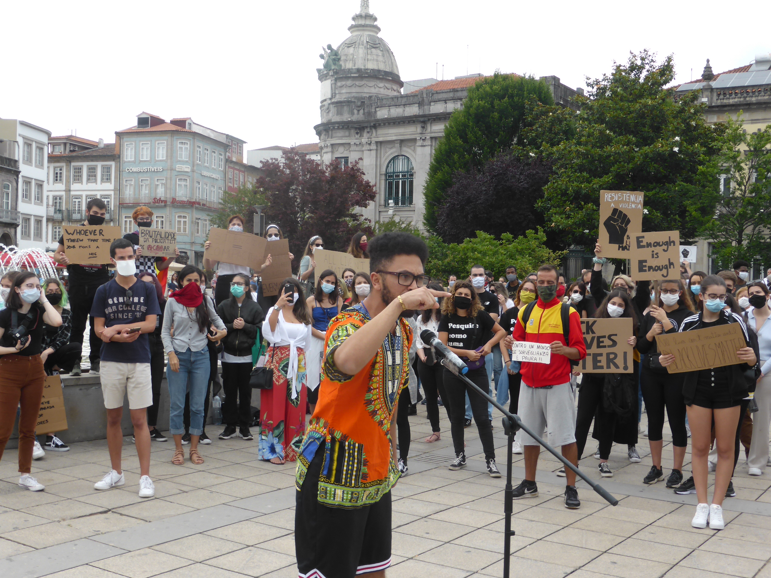 Braga sai à rua para protestar contra o racismo e acaba com o mito não racista desfeito
