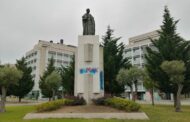Direita (tenta) apagar pichagens da esquerda da estátua do cónego Melo em Braga