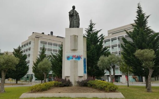 Direita (tenta) apagar pichagens da esquerda da estátua do cónego Melo em Braga