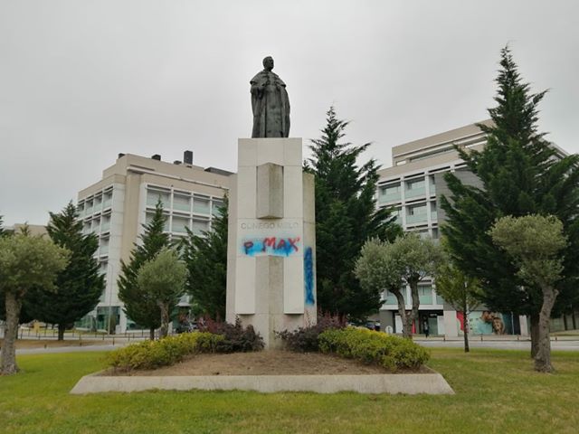 Direita (tenta) apagar pichagens da esquerda da estátua do cónego Melo em Braga