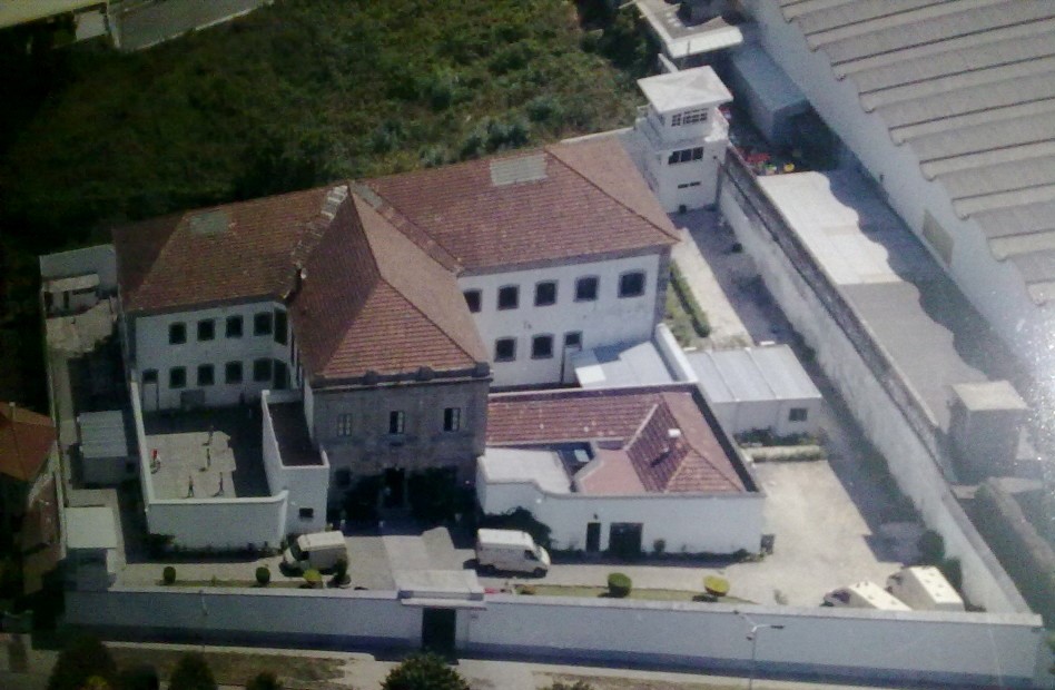 Reclusos da cadeia de Braga ameaçam processar Estado por causa do “cheiro insuportável” das refeições