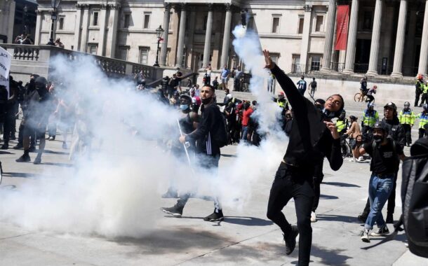 Manifestantes em Londres acusam extrema-direita de violência