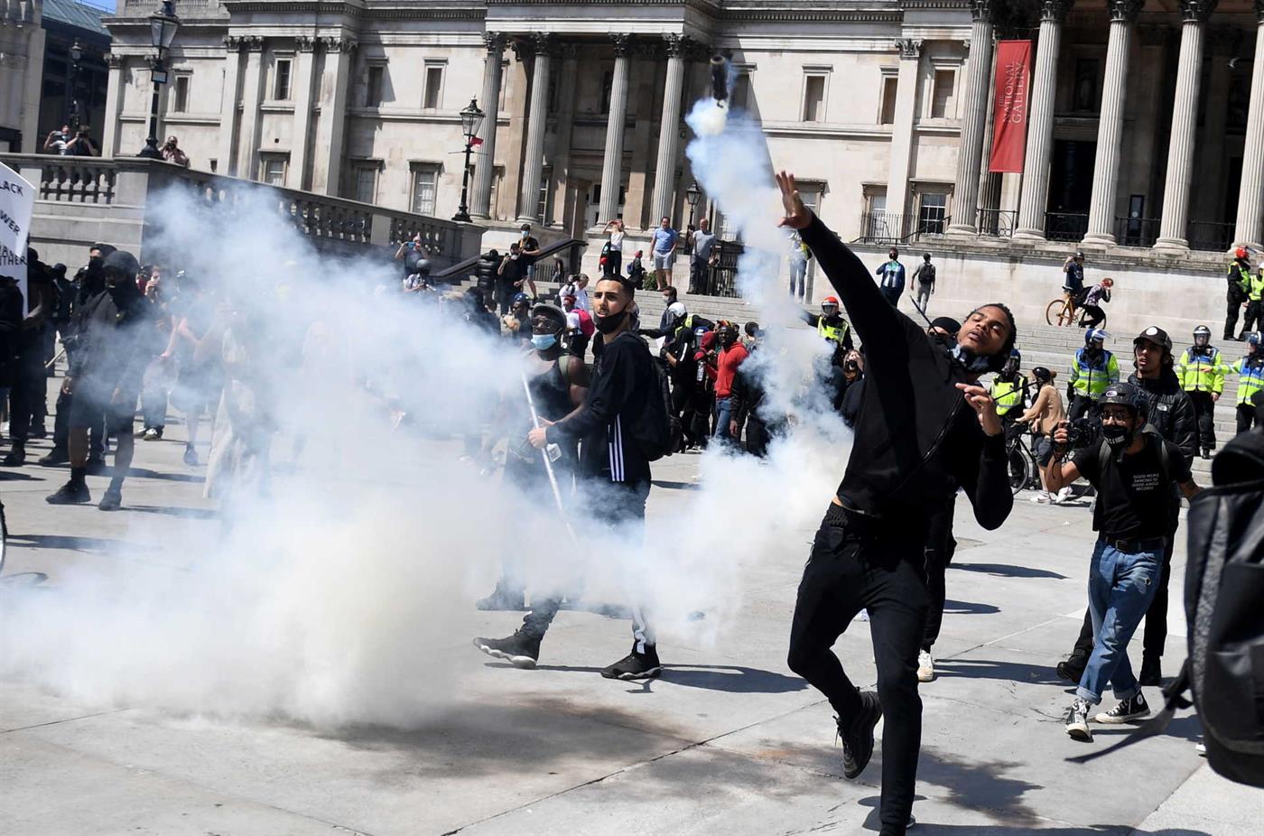 Manifestantes em Londres acusam extrema-direita de violência