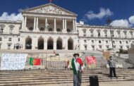 Cartazes de papelão e a Constituição. Assim foi a primeira manifestação de sem-abrigo
