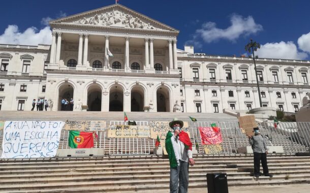 Cartazes de papelão e a Constituição. Assim foi a primeira manifestação de sem-abrigo