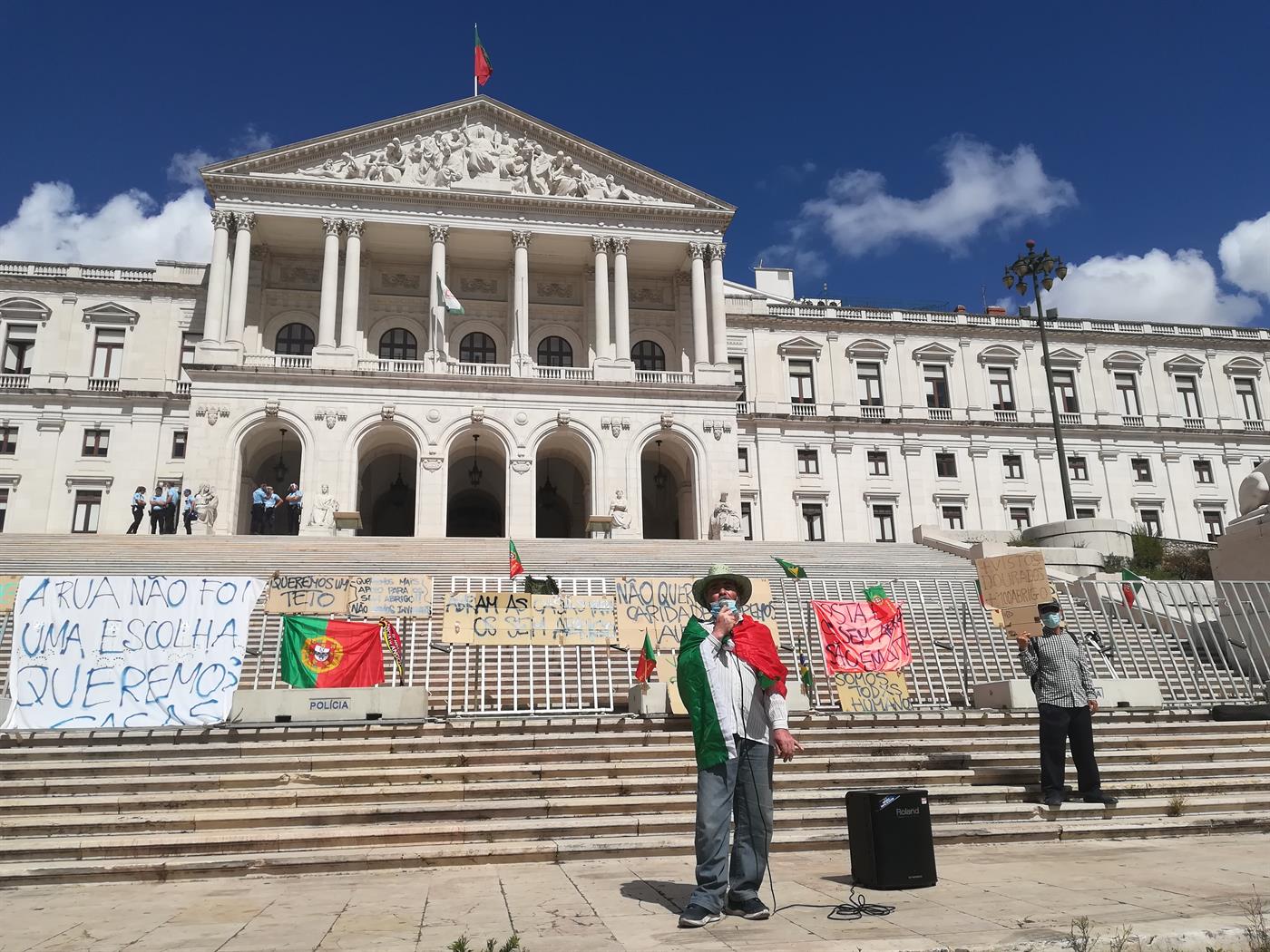 Cartazes de papelão e a Constituição. Assim foi a primeira manifestação de sem-abrigo