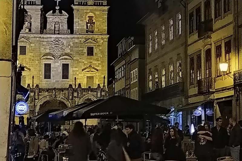 Braga quer reforço policial nas ruas para evitar ajuntamentos de jovens e botellóns.