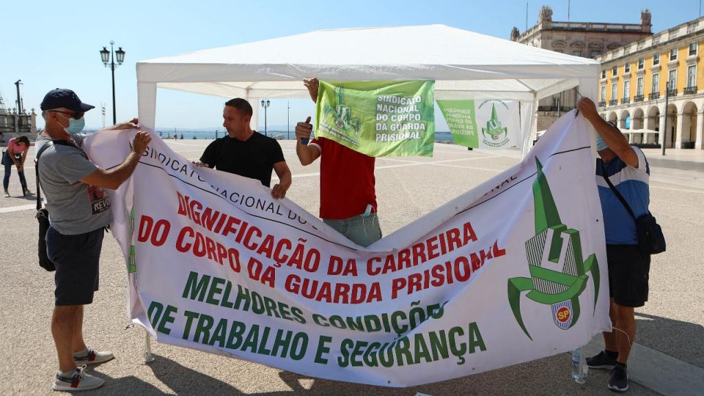 Guardas prisionais realizam vigília de protesto contra “falta de diálogo” do Governo