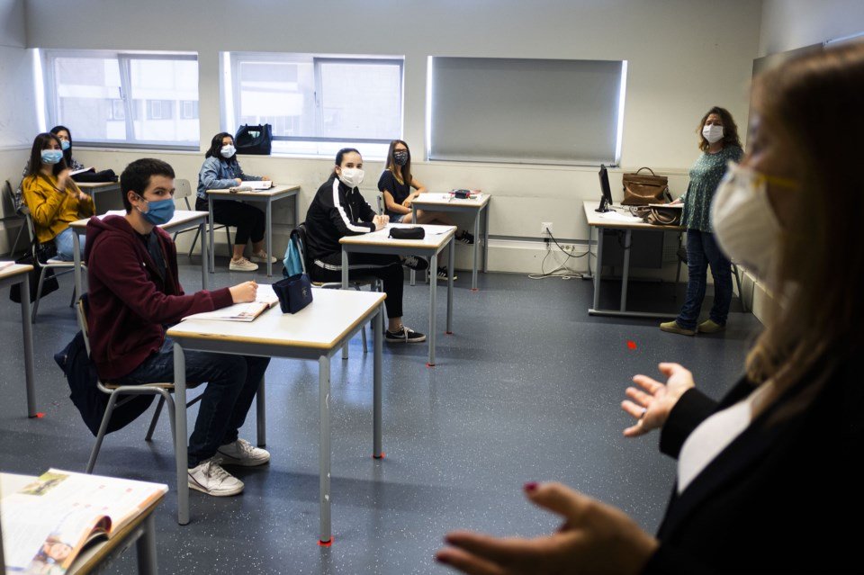 Mais aulas, menos férias. Conheça o plano para o próximo ano lectivo