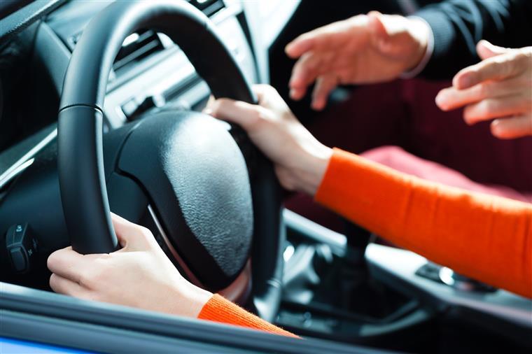 Escolas de condução têm novas regras