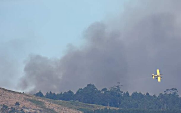 Incêndio de grandes dimensões queima encosta do Bom Jesus de Braga