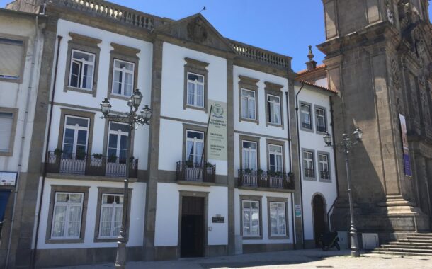 Utentes que pagaram jóia na Irmandade de Santa Cruz de Braga constituem-se assistentes. “Quero o meu dinheiro de volta!”