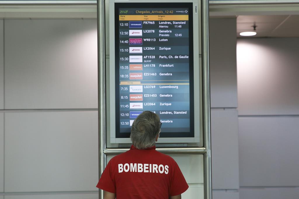 ANA ‘substitui’ bombeiros e controla temperaturas no Porto e em Faro