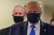 Trump usa máscara pela primeira vez em público, após meses de recusa