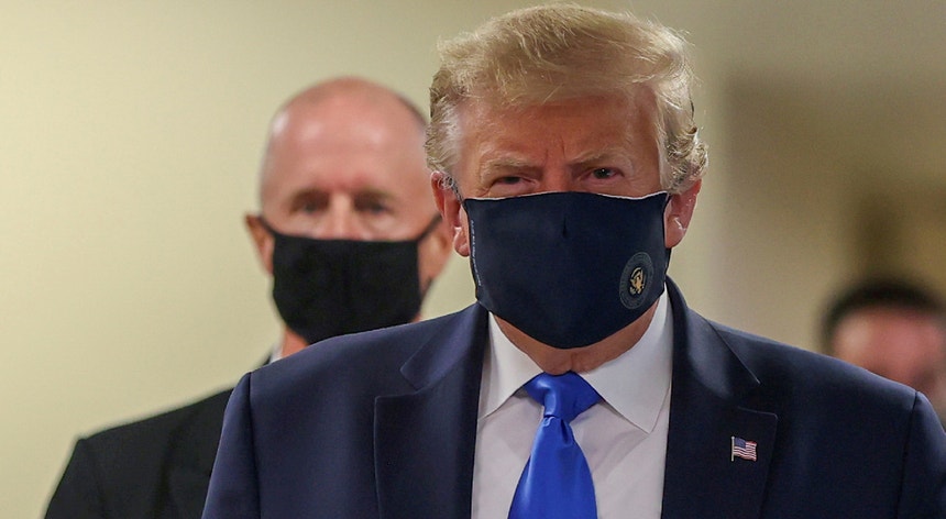 Trump usa máscara pela primeira vez em público, após meses de recusa