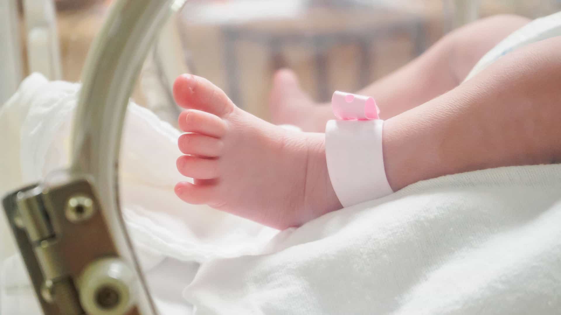 Nasceu o primeiro bebé infectado por covid-19 no útero da mãe em Portugal