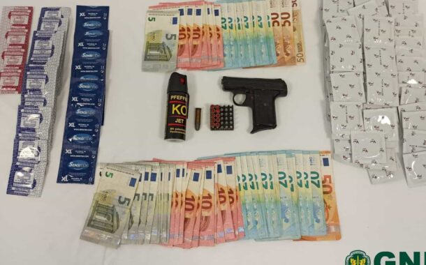 ‘Visita’ da GNR a bar de alterne resulta na apreensão de armas e 120 preservativos em Cabeceiras de Basto