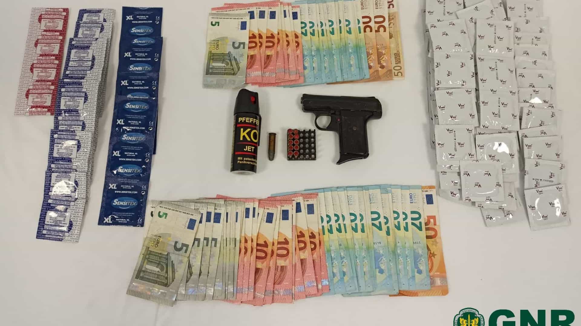 ‘Visita’ da GNR a bar de alterne resulta na apreensão de armas e 120 preservativos em Cabeceiras de Basto
