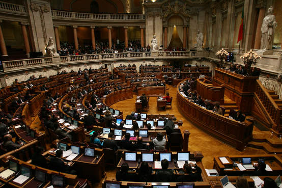 Filhos de emigrantes a residir há um ano em Portugal com direito a nacionalidade