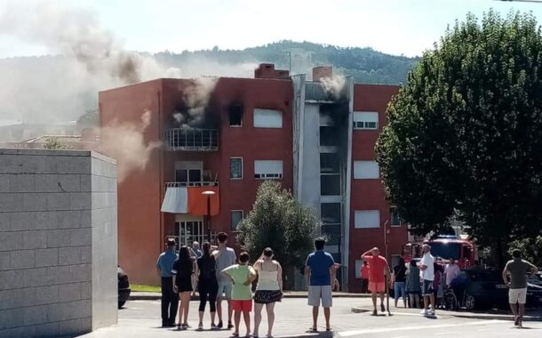 Incêndio em apartamento de bairro social desaloja família em Ponte da Barca (c/vídeo)