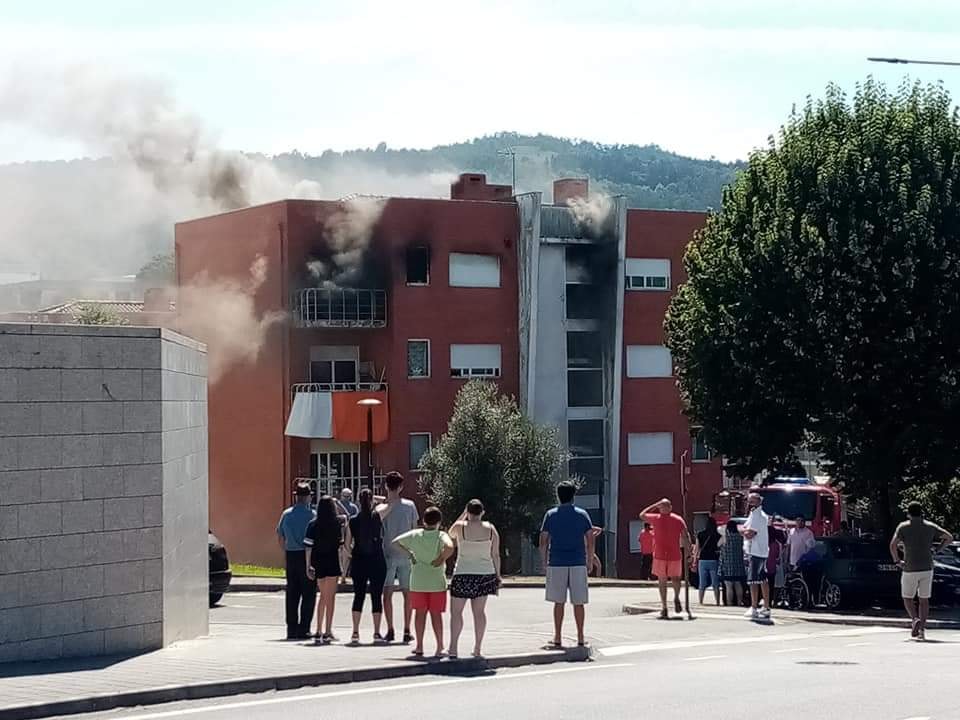 Incêndio em apartamento de bairro social desaloja família em Ponte da Barca (c/vídeo)