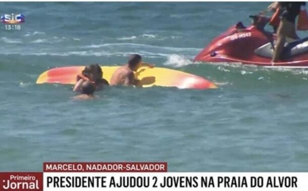 Marcelo ajuda jovens em apuros em praia do Algarve