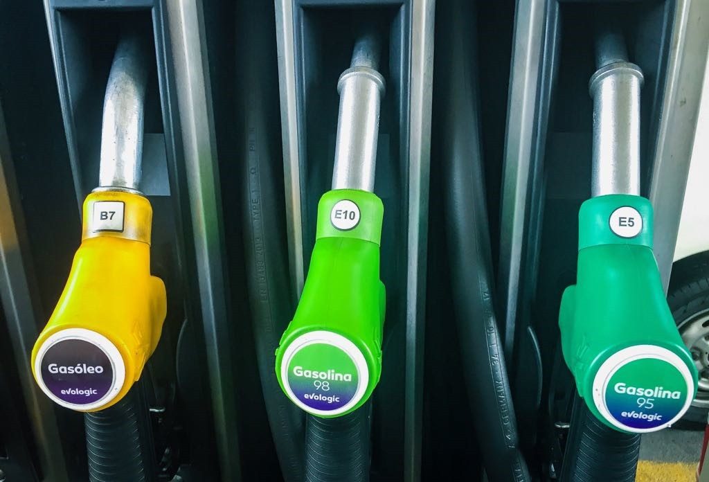 Preço da gasolina cai 7% no primeiro semestre em Portugal. Confira Índice de gasolina no mundo