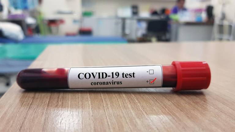 Pais souberam que dois filhos estavam infectadas de covid-19 pela comunicação social. “Inaceitável!”, dizem