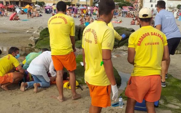 Mulher grávida assistida na praia de Vila Praia de Âncora