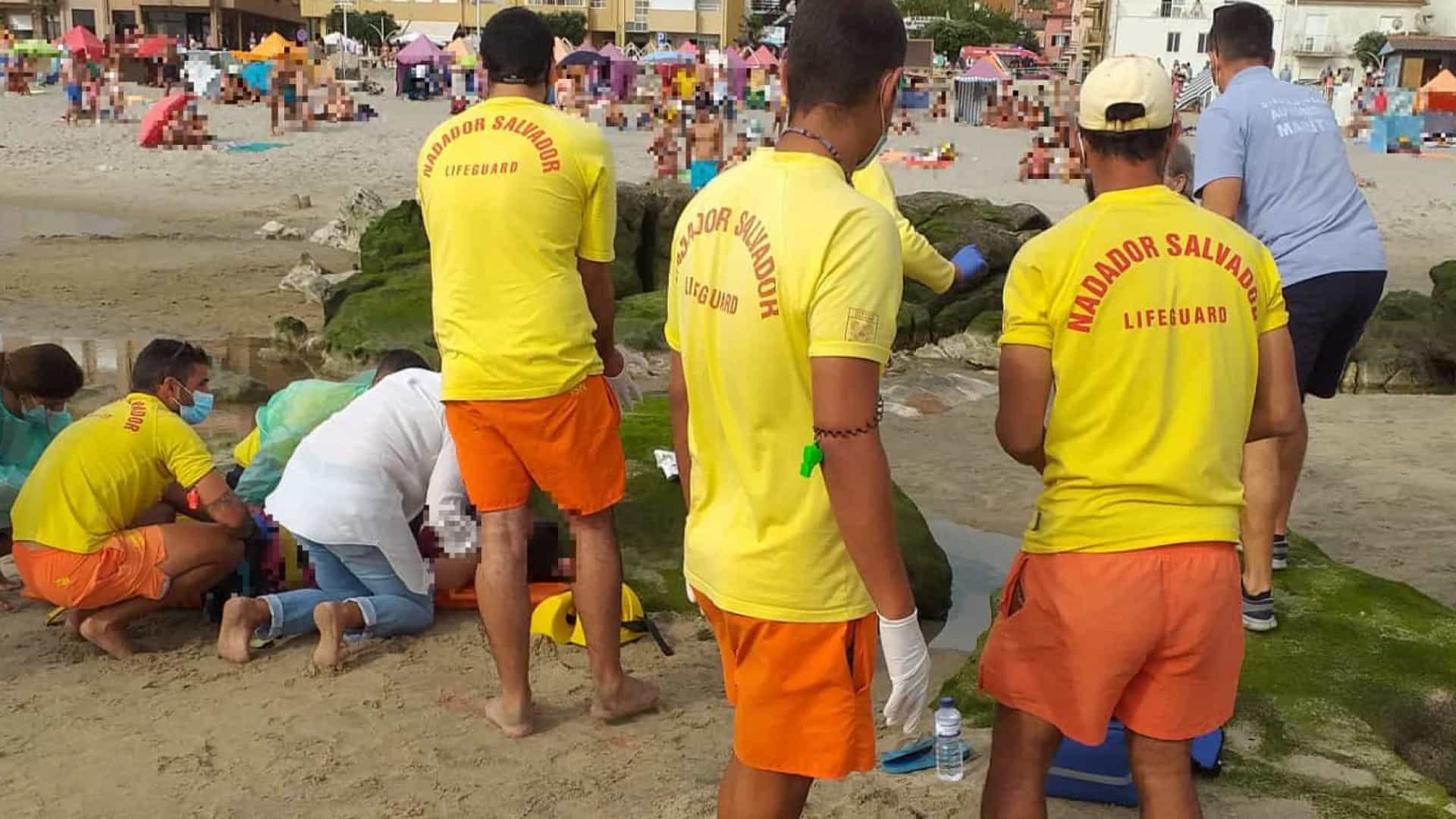 Mulher grávida assistida na praia de Vila Praia de Âncora