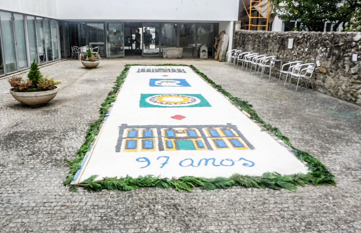 Museu de Artes Decorativas de Viana do Castelo mostra tradição da Senhora da Agonia com tapete florido de 12 metros de