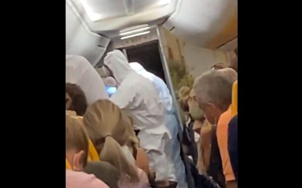 Passageiro com covid-19 é retirado de voo da Ryanair por equipa com fatos de protecção (c/vídeo)