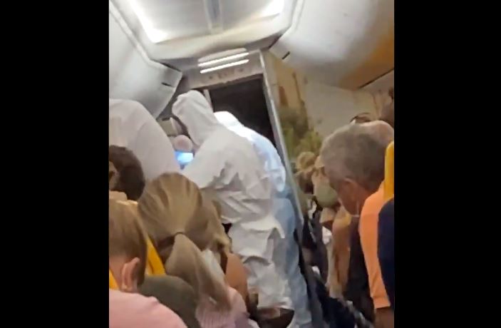 Passageiro com covid-19 é retirado de voo da Ryanair por equipa com fatos de protecção (c/vídeo)