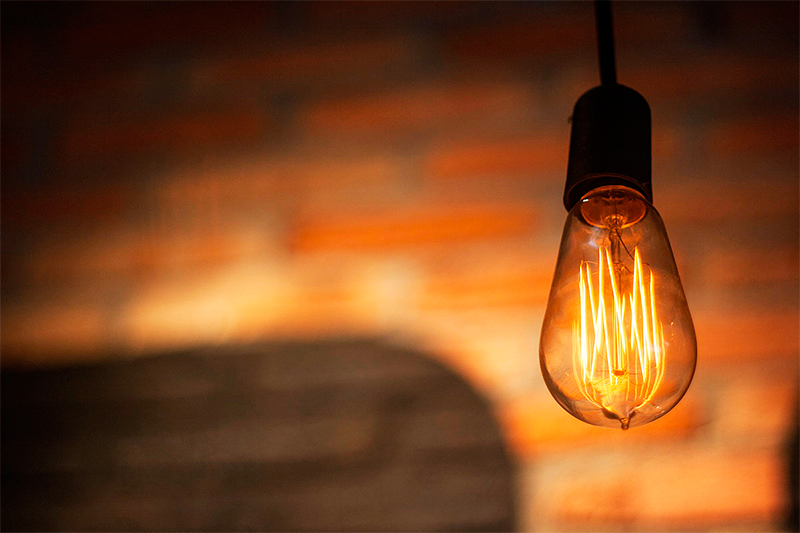 IVA da electricidade baixa para 13% para famílias com menos consumo. Poupança entre 18 e 7 euros