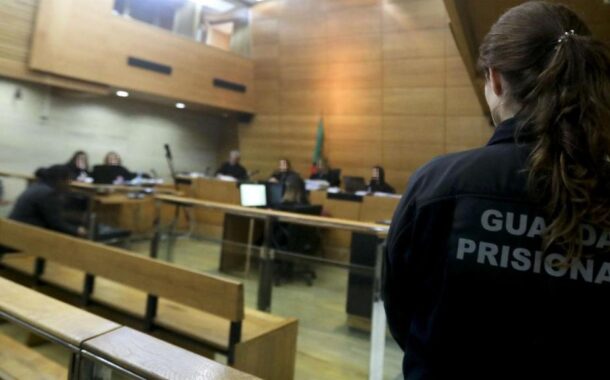 Prisão preventiva por injúrias, ameaças e agressão a soco a agente da PSP em Guimarães