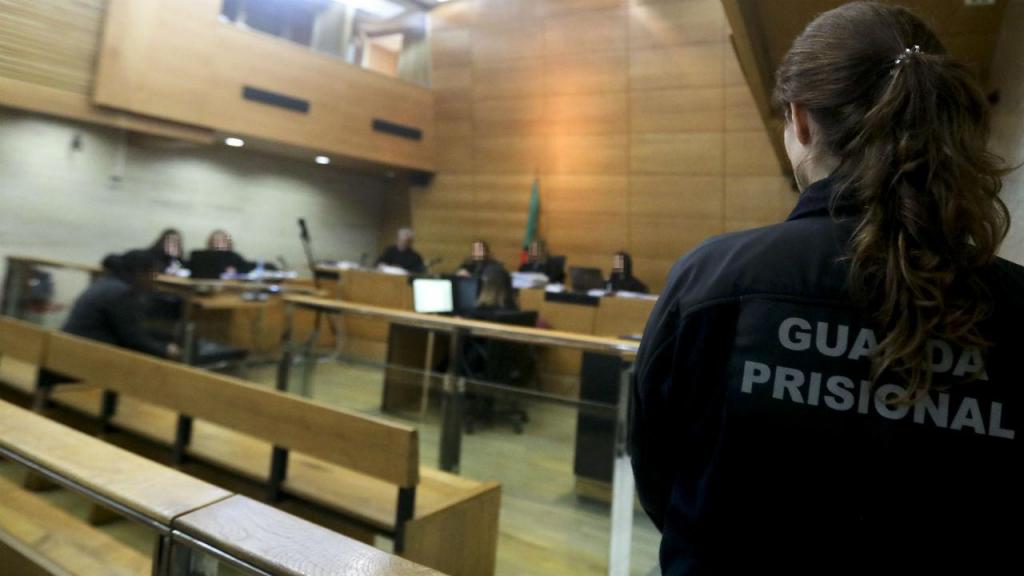 Prisão preventiva por injúrias, ameaças e agressão a soco a agente da PSP em Guimarães
