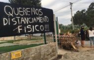 Pais bloqueia entrada de escola primária com troncos em Barcelos