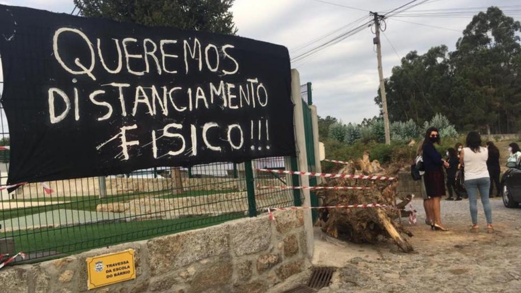 Pais bloqueia entrada de escola primária com troncos em Barcelos