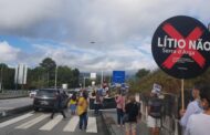 Portugueses e galegos juntam-se a meio da ponte de Cerveira para protestar contra exploração de lítio na Serra d’Arga