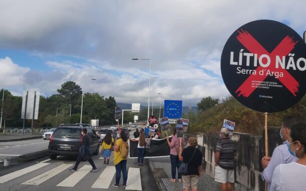 Portugueses e galegos juntam-se a meio da ponte de Cerveira para protestar contra exploração de lítio na Serra d’Arga