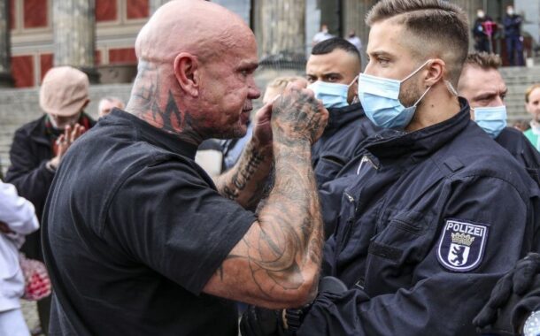 Alemanha suspende 29 polícias envolvidos em redes neonazis