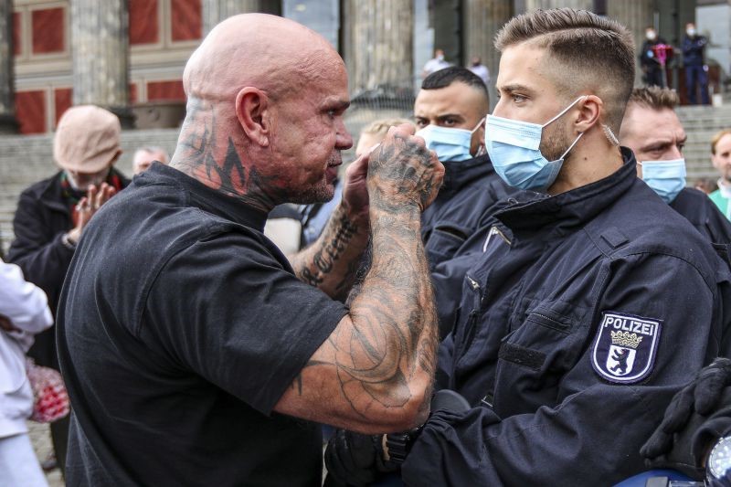 Alemanha suspende 29 polícias envolvidos em redes neonazis