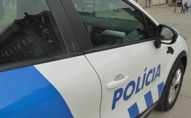 Jovem suspeito de carjacking detido na posse de armas proibidas