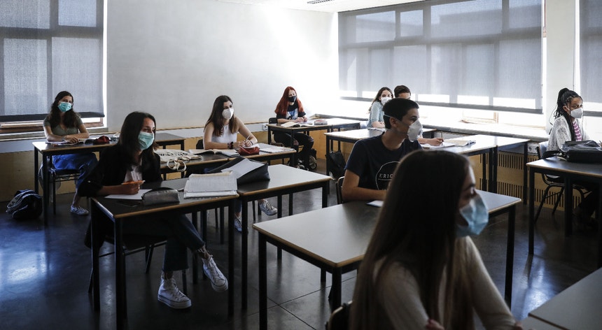 Fenprof volta a exigir testes de despistagem obrigatórios nas escolas