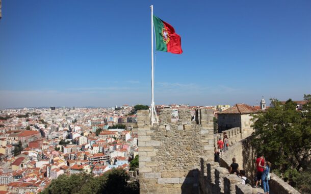 Portugal é pouco poupado, tem patrões e trabalhadores com baixa escolaridade, diz a Pordata