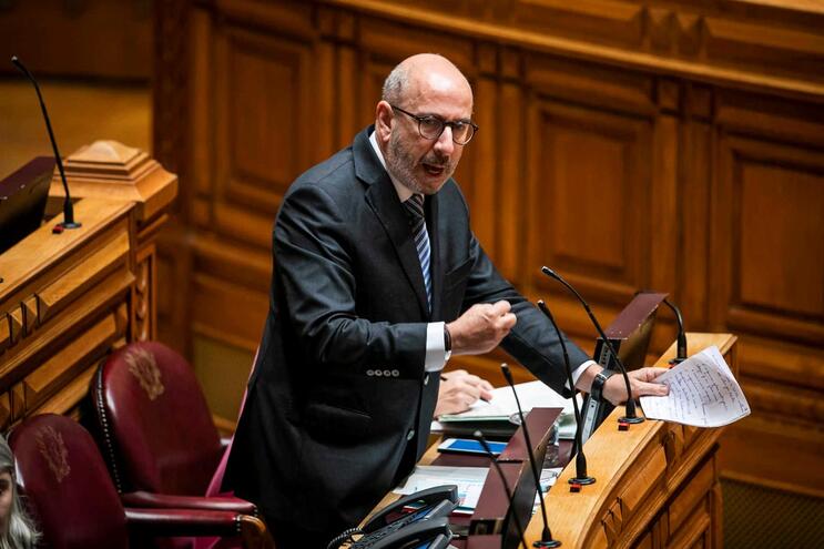 Telmo Correia diz que “quem se mete com o PS leva um par de patins”