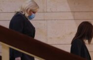Mulher do primeiro-ministro israelita acusada de violar confinamento para arranjar cabelo