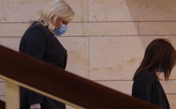 Mulher do primeiro-ministro israelita acusada de violar confinamento para arranjar cabelo