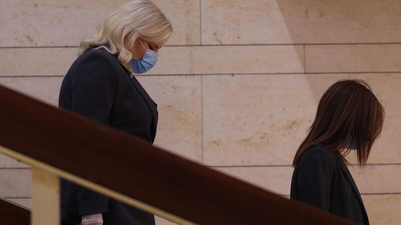 Mulher do primeiro-ministro israelita acusada de violar confinamento para arranjar cabelo